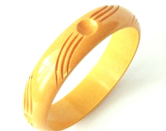 Vintage 1930s Carved Bakelite Bangle Bracelet