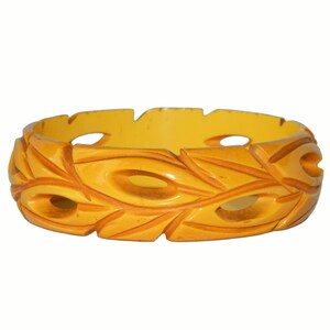Vintage 1930s Carved and Pierced Bakelite Bangle Bracelet