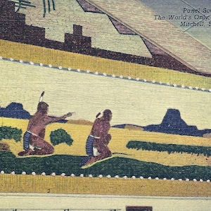 Könnte beinhalten: Eine Vintage-Postkarte mit einer Tafelszene aus dem World's Only Corn Palace in Mitchell, South Dakota. Das Kunstwerk zeigt zwei Figuren in indianischer Kleidung, vor einer Landschaft mit Bergen und Feldern, alles aus Mais gefertigt.