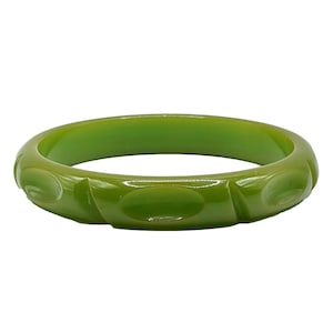 Pulsera vintage de baquelita verde tallada a mano de los años 40