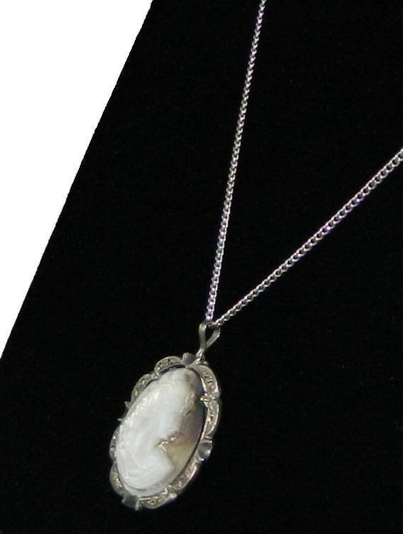 Vintage 1920s Italian Shell Cameo Pendant Necklace