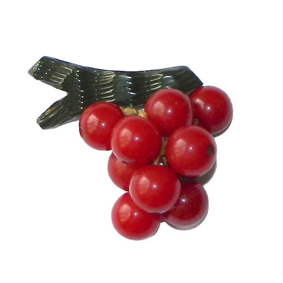 Vintage 1940s Bakelite Bunch of Red Grapes Brooch - image 1