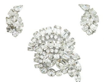 Conjunto de broche y pendientes con diamantes de imitación Kramer vintage de los años 50
