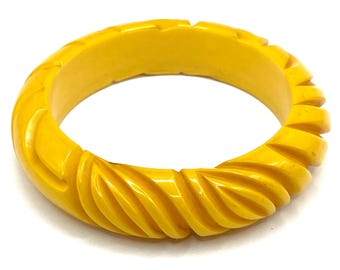 Pulsera vintage de baquelita amarilla tallada de la década de 1930