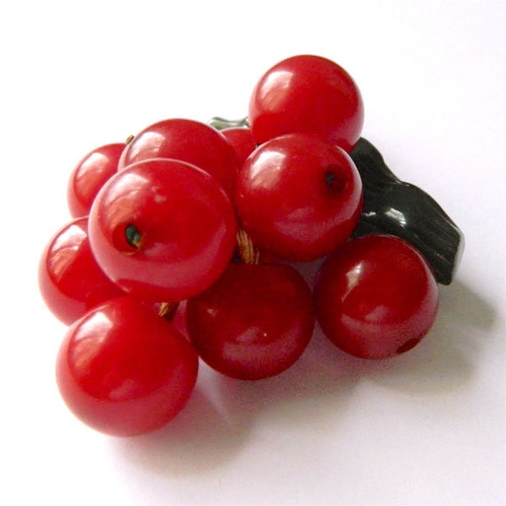 Vintage 1940s Bakelite Bunch of Red Grapes Brooch - image 3