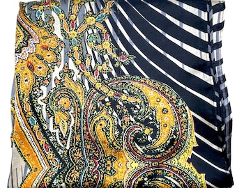 Può includere: Un foulard di seta nero e bianco con motivo paisley e design oro e verde. Il foulard ha un bordo con frange.