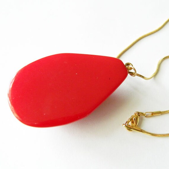 Vintage Red Bakelite Pendant Necklace - image 4