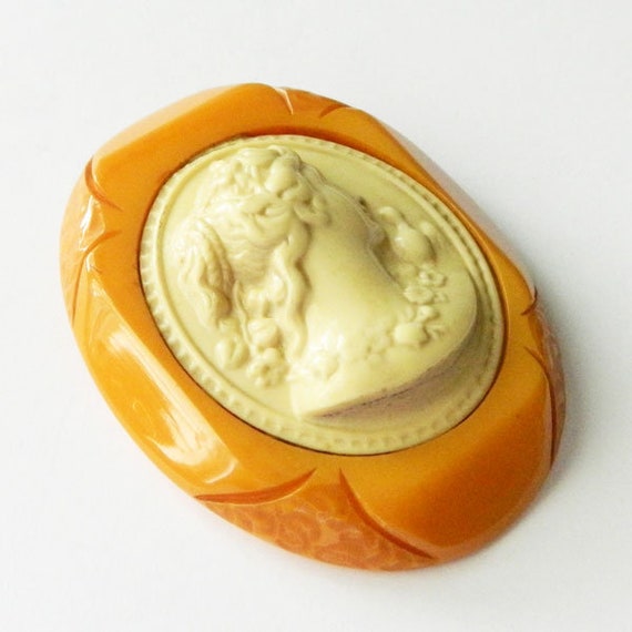 Vintage 1930's Bakelite Cameo Brooch