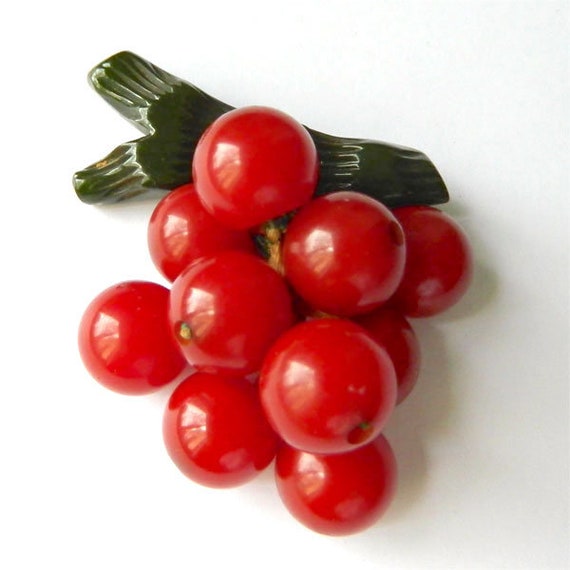 Vintage 1940s Bakelite Bunch of Red Grapes Brooch - image 9