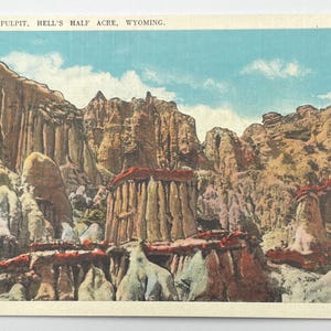 Carte postale du Wyoming des années 1930, Hell's Half Acre The Pulpit
