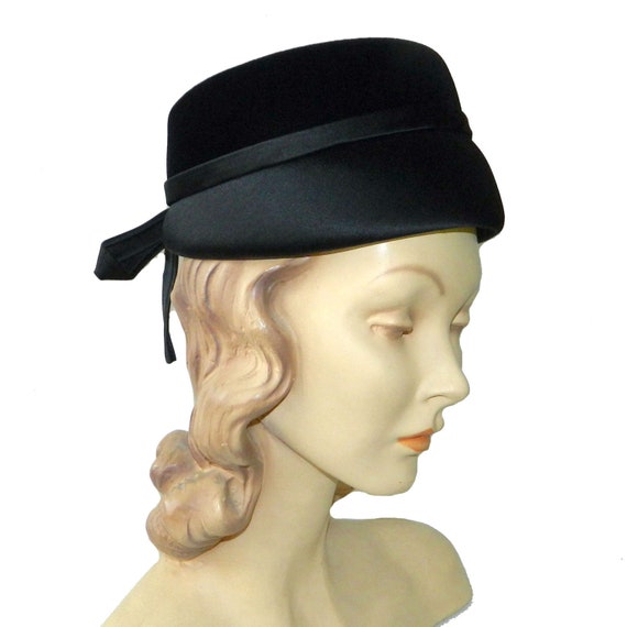 Vintage 1960s Black Velour Pill Box Hat - image 1