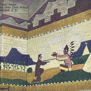 Könnte beinhalten: Panelszene aus dem World's Only Corn Palace in Mitchell, South Dakota. Das Kunstwerk zeigt einen amerikanischen Ureinwohner und einen Mann im Anzug. Das Kunstwerk besteht aus Mais und anderen Getreidesorten. Der Text im Bild lautet "Panel Scene The World's Only Corn Palace Mitchell, S. D."