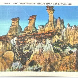 Carte postale vintage du Wyoming des années 1930 Hell's Half Acre Three Sisters