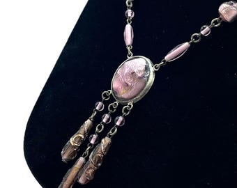 Naszyjnik z koralikami ze szkła artystycznego w stylu art déco w kolorze fioletowym z lat 20. XX wieku