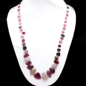 Collar con cuentas de turmalina natural en forma de rodaja de sandía y pepitas de piedras preciosas bicolor.