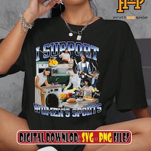 Könnte beinhalten: Schwarzes T-Shirt mit dem Text "I Support Women's Sports" in einem blau-weißen Design. Das Shirt zeigt eine Collage von Frauen bei verschiedenen Aktivitäten. Die Worte "DIGITAL DOWNLOAD: SVG - PNG FILES" stehen unten.