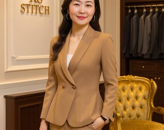 Blazer feminino sob medida em tom camelo | Terno formal para mulheres | Roupa elegante para escritório | Traje de trabalho feminino | Terno moderno