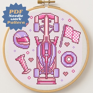 Puede incluir: Patrón de punto de cruz con un coche de carreras rosa y morado, un casco, una bandera a cuadros y otros elementos de carreras. El diseño está sobre un fondo claro y enmarcado en un aro de madera. El texto en la imagen dice "PDF Needlework Pattern."