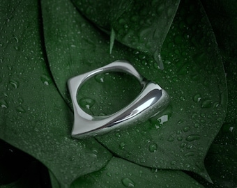 Anillo geométrico moderno de plata, anillo minimalista escultural, banda abstracta de plata de ley, joyería artesanal llamativa para mujer