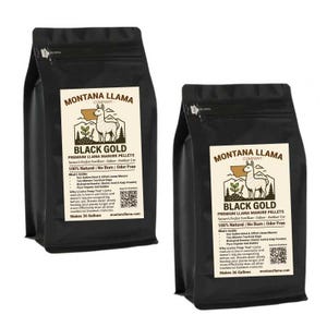 Pode incluir: Duas sacolas pretas de pellets de esterco de lhama Black Gold da Montana Llama Company. As sacolas têm um rótulo branco com uma ilustração de lhama e texto. O texto inclui "100% Natural | Sem Queimar | Sem Odor" e "Rende 136 litros".