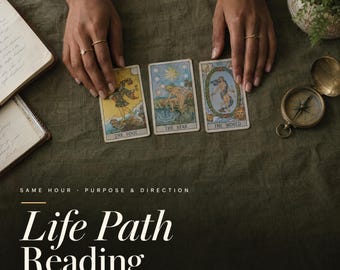 Może przedstawiać: Trzy karty tarota z napisami The Fool, The Star i The World są ułożone w rzędzie. Tekst głosi: SAME HOUR · PURPOSE & DIRECTION Life Path Reading. Karty zawierają kolorowe ilustracje postaci w różnych scenach.