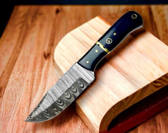 Damascus Steel Skinner Knife: Black Horn Handle, Leather Sheath