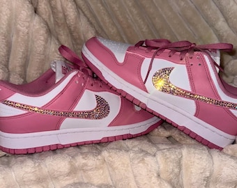 Zapatillas personalizadas con pedrería, zapatillas Nike decoradas con brillantes, ropa deportiva para correr y animadoras.