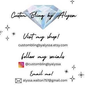 Puede incluir: Fondo blanco con un gr&aacute;fico de diamante y el texto "Custom Bling by Alyssa". El texto adicional incluye "&iexcl;Visita mi tienda!" y la URL de la tienda Etsy, el identificador de redes sociales y la direcci&oacute;n de correo electr&oacute;nico.