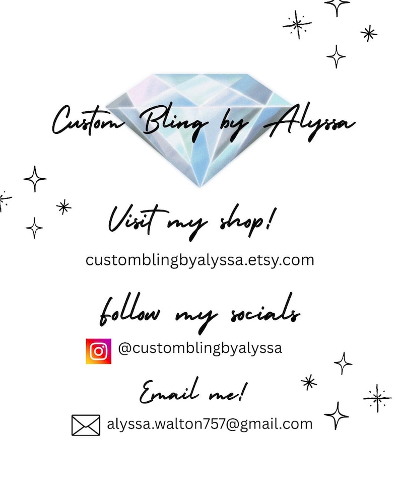 Puede incluir: Fondo blanco con un gr&aacute;fico de diamante y el texto "Custom Bling by Alyssa". El texto adicional incluye "&iexcl;Visita mi tienda!" y la URL de la tienda Etsy, el identificador de redes sociales y la direcci&oacute;n de correo electr&oacute;nico.