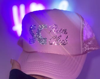 Servicio de decoración de sombreros con pedrería personalizada: Diseño brillante a medida