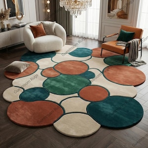 Könnte beinhalten: Ein moderner Teppich mit einem einzigartigen Design aus miteinander verbundenen Kreisen in Türkis, Rost, Grün und Creme. Der Teppich liegt auf einem dunklen Holzboden, mit Möbeln im Hintergrund.