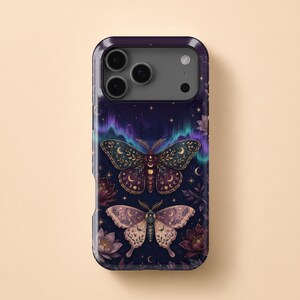 Capa para celular com mariposa celestial, flores góticas, fases da lua e aurora boreal.