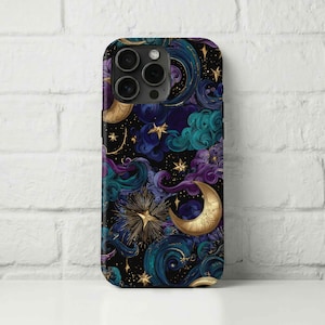Peut inclure: Coque de téléphone avec un motif céleste représentant des croissants de lune dorés, des étoiles et des nuages tourbillonnants dans des tons de turquoise, de violet et de bleu marine sur fond noir. Le boîtier a un module caméra avec trois lentilles.