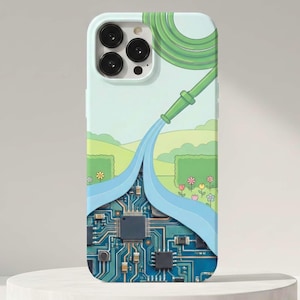 Op de afbeelding: Lichtblauwe telefoonhoes met een grillige illustratie. Een groene tuinslang sproeit water over een printplaat. De achtergrond toont een cartoonlandschap met groen gras, struiken en bloemen. De hoes heeft een glanzende afwerking.