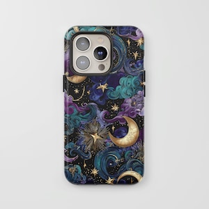 Op de afbeelding: Een smartphonehoesje met een hemels patroon van wervelende wolken in tinten diepblauw, paars en groenblauw. Het ontwerp bevat goudkleurige maansikkels en stralende sterren verspreid over een donkere zwarte achtergrond.