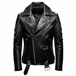 Könnte beinhalten: Schwarze Leder-Motorradjacke mit Reverskragen, asymmetrischem Reißverschluss und silberfarbenen Nieten und Kettenakzenten. Mit kleiner Münztasche und Gürtel. Ein klassisches, kantiges Oberbekleidungsstück.