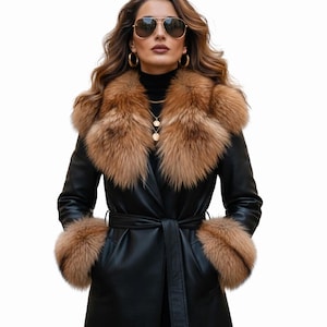 Peut inclure: Un manteau en cuir noir avec un col et des poignets en fourrure marron. La veste est ceintur&eacute;e &agrave; la taille. La personne porte des lunettes de soleil dor&eacute;es et des bijoux. Le style g&eacute;n&eacute;ral est luxueux et &agrave; la mode.