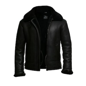 Peut inclure: Veste en cuir noir avec col et doublure en peau de mouton. La veste a une fermeture éclair, des poches latérales et une taille bouclée. Les manches ont une bordure en peau de mouton aux poignets. Style classique.