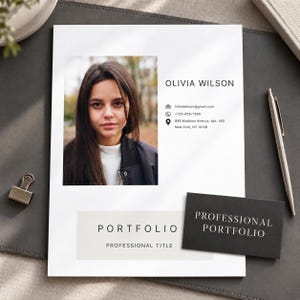Puede incluir: Una plantilla de currículum profesional que presenta el retrato de una persona, el nombre Olivia Wilson, datos de contacto y una dirección. El documento incluye una sección etiquetada como Portfolio y Professional Title, junto a una tarjeta de visita negra.