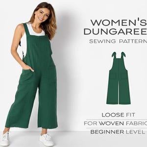 Può includere: Una donna indossa una salopette verde con un top bianco e scarpe da ginnastica bianche. L'immagine mostra anche un modello di cucito per salopette dalla vestibilità ampia per tessuti, livello principiante. Il testo sull'immagine dice "WOMEN'S DUNGAREES SEWING PATTERN".