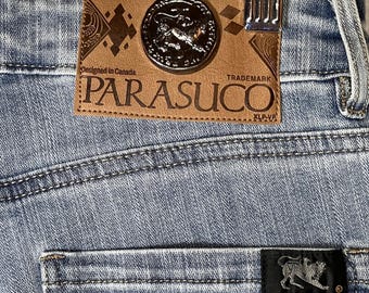 Jeansy damskie Vintage Parasuco w kolorze jasnego sprania, o luźnym kroju, z charakterystycznymi detalami i rzadkim wzorem