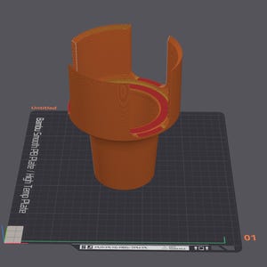 Puede incluir: Un portavasos naranja impreso en 3D con un dise&ntilde;o &uacute;nico. El soporte tiene una base cil&iacute;ndrica y una parte superior curva con detalles en rojo. El texto "Untitled" es visible. El soporte est&aacute; sobre una superficie de rejilla negra con el texto "Bambu Smooth PEI Plate / High Temp Plate".