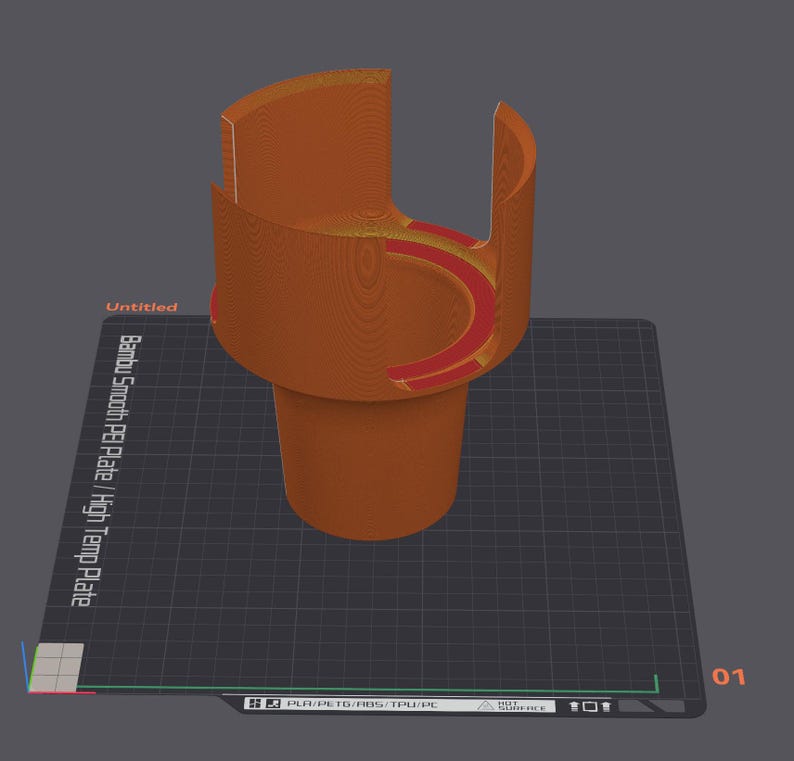 Puede incluir: Un portavasos naranja impreso en 3D con un dise&ntilde;o &uacute;nico. El soporte tiene una base cil&iacute;ndrica y una parte superior curva con detalles en rojo. El texto "Untitled" es visible. El soporte est&aacute; sobre una superficie de rejilla negra con el texto "Bambu Smooth PEI Plate / High Temp Plate".