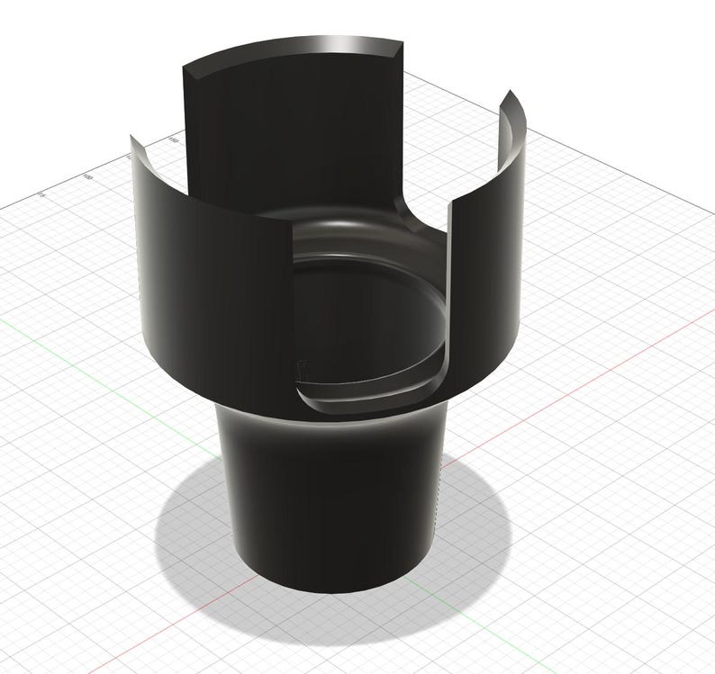 Puede incluir: Un portavasos negro renderizado en 3D con un dise&ntilde;o &uacute;nico. El soporte presenta una base cil&iacute;ndrica y una secci&oacute;n superior con cortes curvos. La forma general es moderna y funcional.