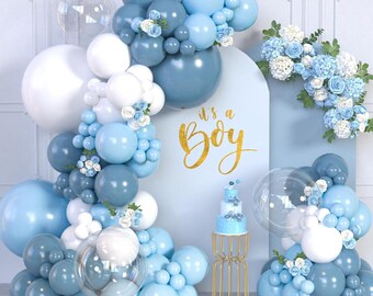 Kit de arco de guirnalda de globos de 111 piezas en azul empolvado y blanco con globos de látex azul claro, blancos y transparentes para la decoración de fiestas de baby shower.
