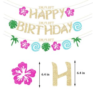 K&ouml;nnte beinhalten: Ein glitzerndes goldenes Happy Birthday-Banner mit rosa Hibiskusbl&uuml;ten, gr&uuml;nen Palmbl&auml;ttern und blauen Wellensymbolen. Das Banner ist 3m lang. Einzelne Ausschnitte umfassen eine 16,26 cm gro&szlig;e rosa Hibiskusbl&uuml;te und einen 16,26 cm hohen goldenen Buchstaben H.