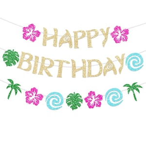 K&ouml;nnte beinhalten: Ein dekoratives Banner mit dem Schriftzug HAPPY BIRTHDAY in goldenen Glitzerbuchstaben, verziert mit pinken Hibiskusbl&uuml;ten, gr&uuml;nen Palmenbl&auml;ttern, gr&uuml;nen Monstera-Bl&auml;ttern und hellblauen Spiralwellen, die an einer d&uuml;nnen wei&szlig;en Schnur h&auml;ngen.