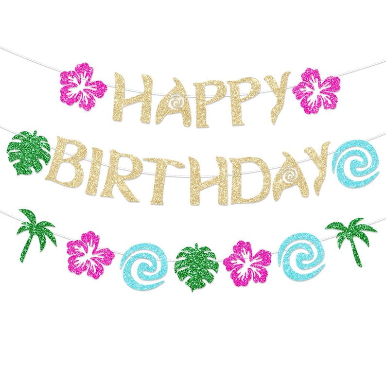 K&ouml;nnte beinhalten: Ein dekoratives Banner mit dem Schriftzug HAPPY BIRTHDAY in goldenen Glitzerbuchstaben, verziert mit pinken Hibiskusbl&uuml;ten, gr&uuml;nen Palmenbl&auml;ttern, gr&uuml;nen Monstera-Bl&auml;ttern und hellblauen Spiralwellen, die an einer d&uuml;nnen wei&szlig;en Schnur h&auml;ngen.