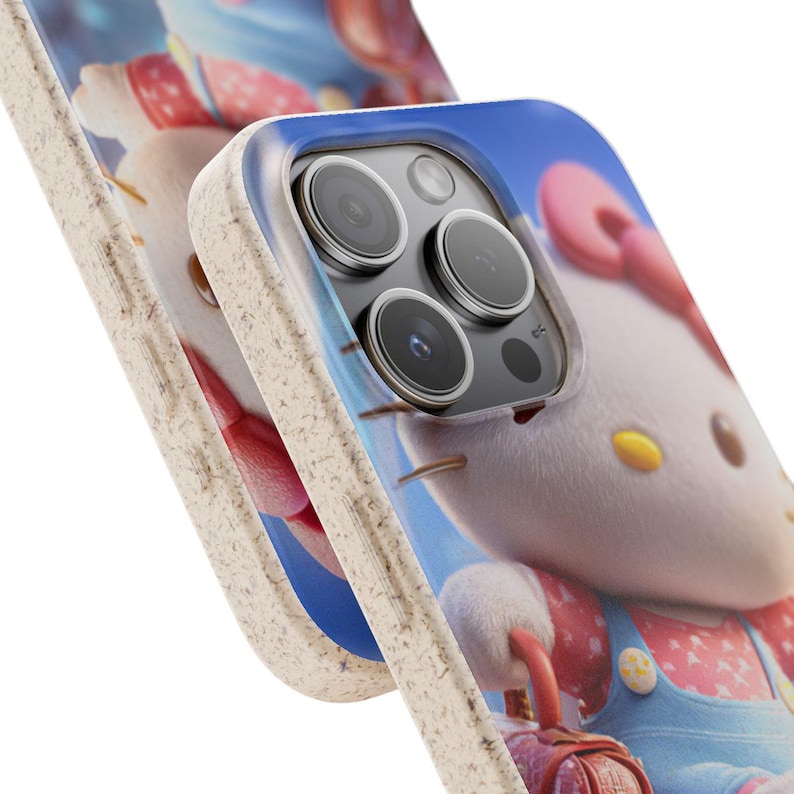 Op de afbeelding: Close-up van twee telefoonhoesjes met een cartoonkarakterontwerp. De hoesjes hebben een lichtgekleurde, getextureerde rand en een kleurrijke afbeelding van een personage met een rode strik, overall en een kleine tas. De achtergrond is helderblauw.