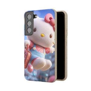 Op de afbeelding: Een telefoonhoesje met een 3D-weergave van Hello Kitty. De hoes heeft een blauwe achtergrond met een cartoonafbeelding van Hello Kitty met een roze strik, een overall en een rode tas. De telefoonhoes heeft een beige rand.